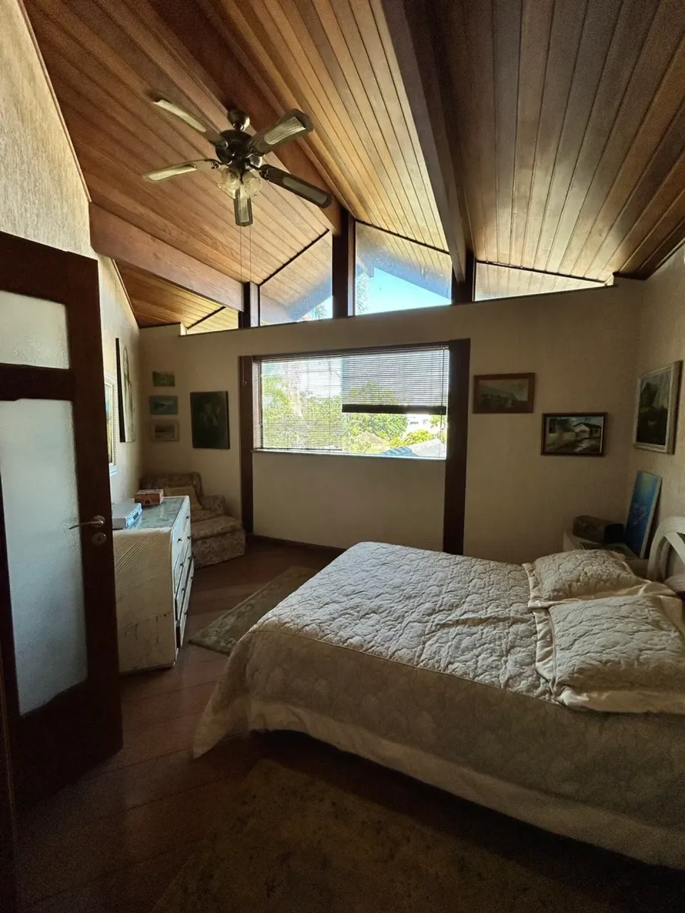 House with 4 bedrooms and 5 bathrooms plus shared pool area — photo 15