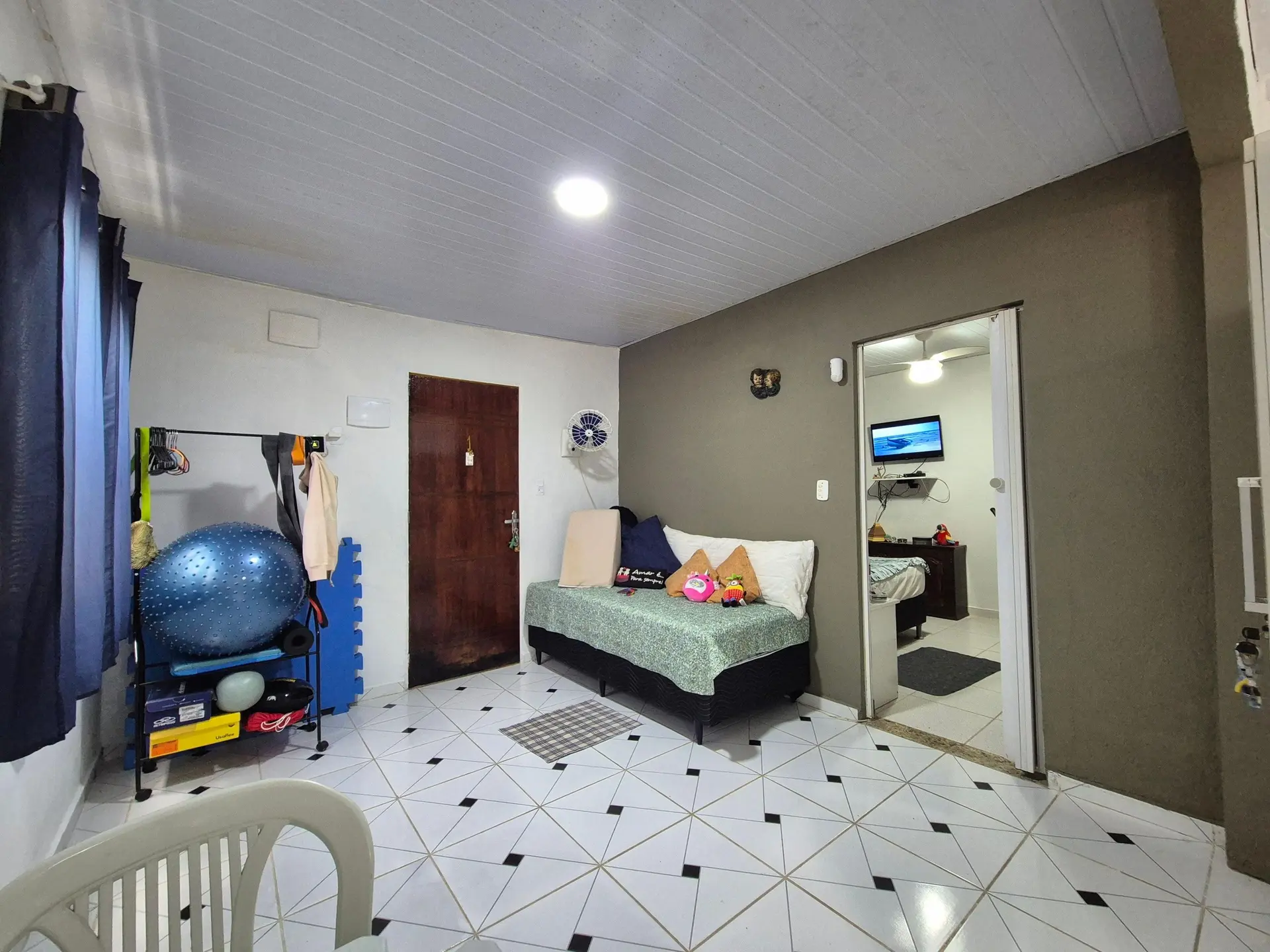 Casa mobiliada com 1 quarto em suíte, varanda e quintal