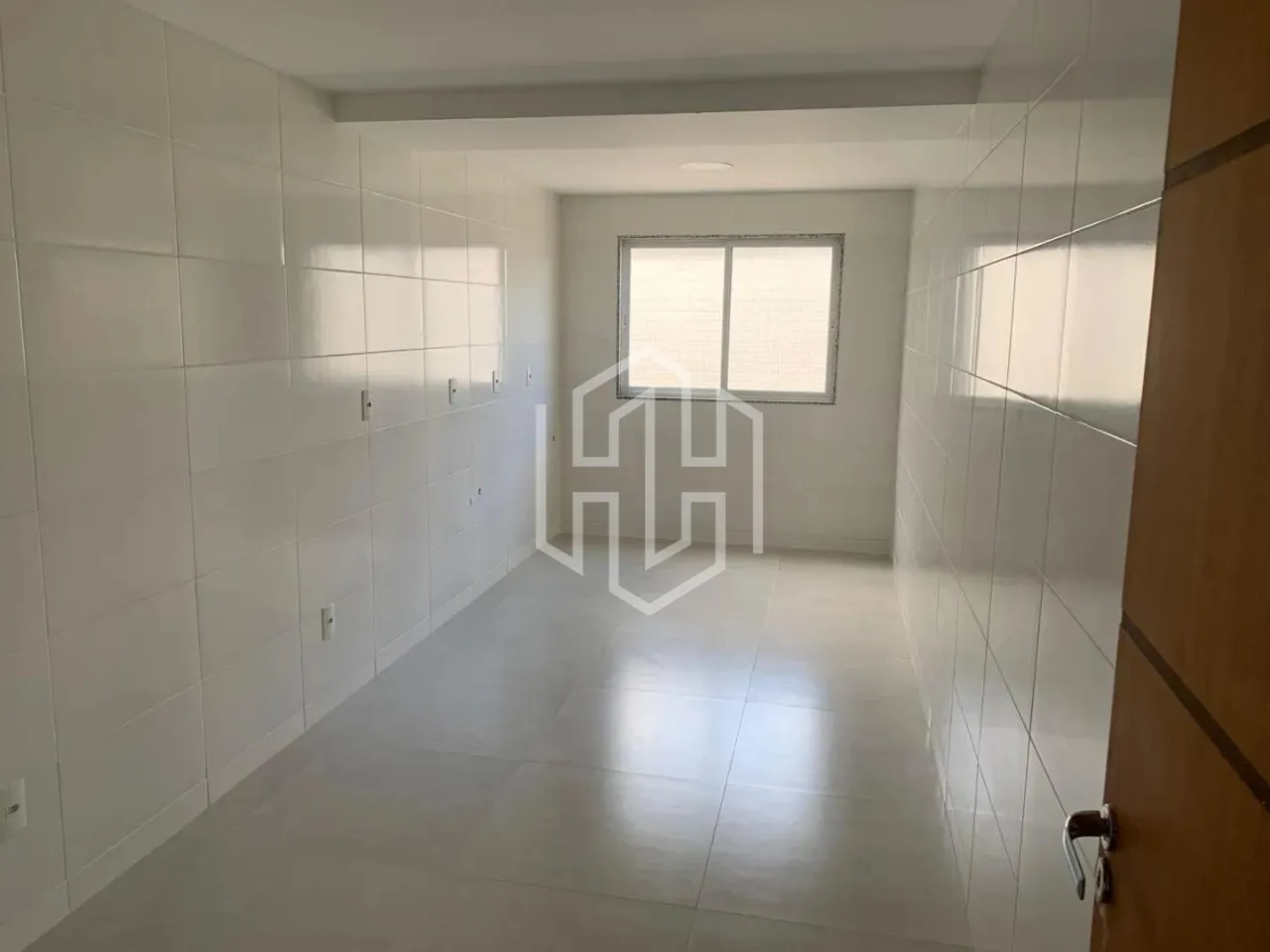Penthouse with 3 suites and water-facing windows — photo 6
