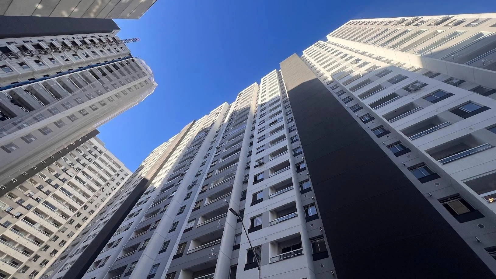 Apartamento de 2 quartos com varanda fechada de vidro — photo 6