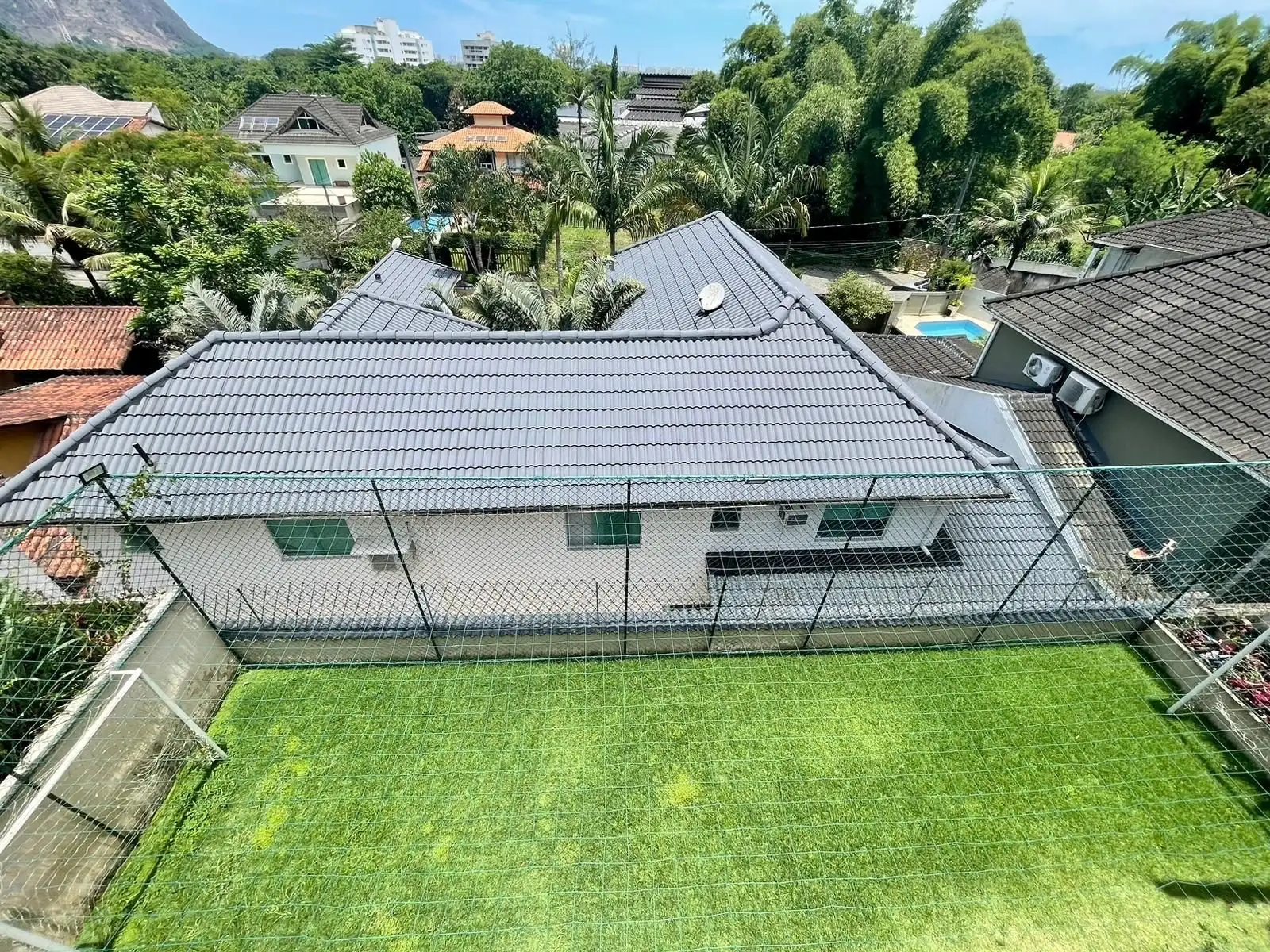 4-bedroom apartment with a grill on the balcony — photo 60