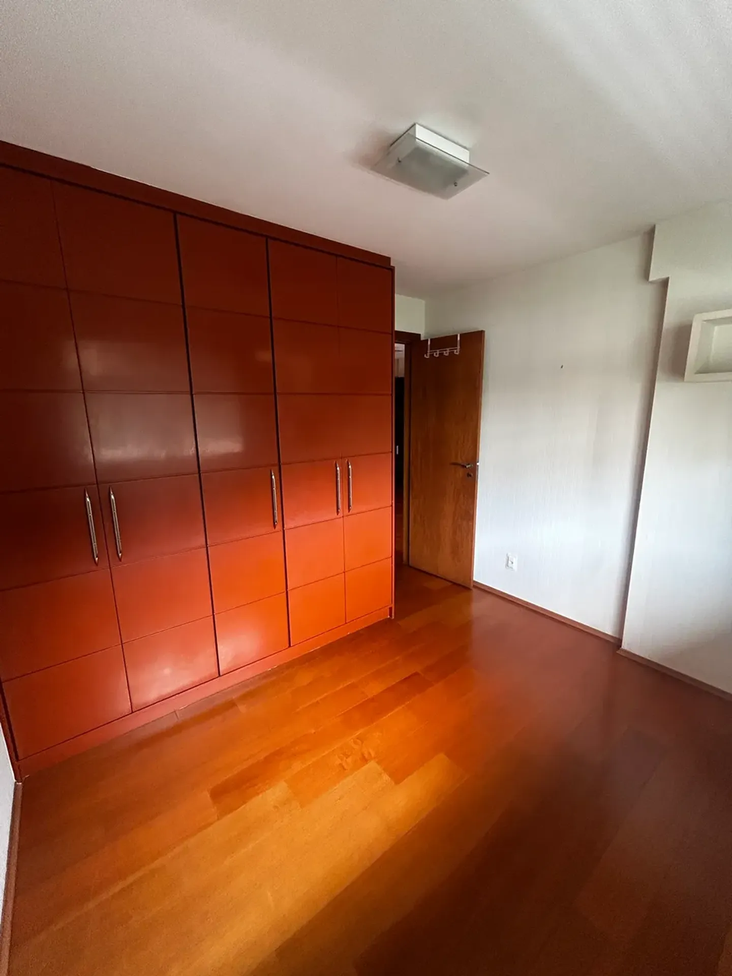 Glass-enclosed balcony in a 3-bedroom apartment, 100 m² — photo 3