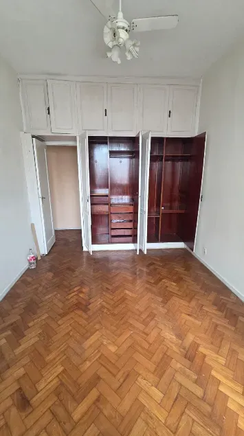 Wood or laminate floors in a 2-bedroom apartment, 90 m² — photo 3