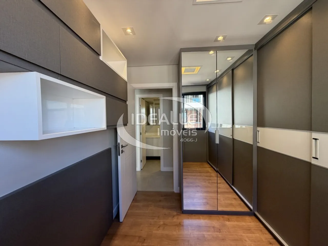 Apartment with 2 bedrooms and a glass-enclosed balcony — photo 18