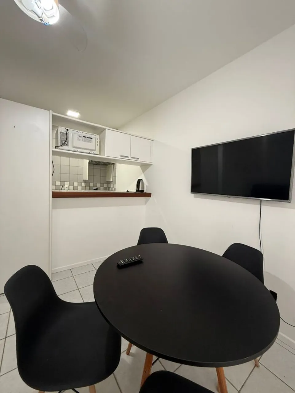Furnished 1-bedroom apartment with an open-plan kitchen — photo 7