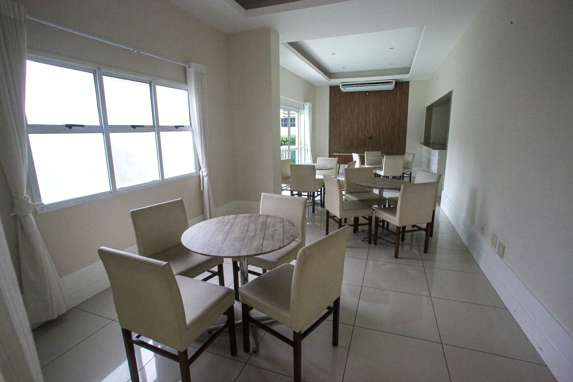 Balcony with a grill in a 2-bedroom apartment, 60 m² — photo 30