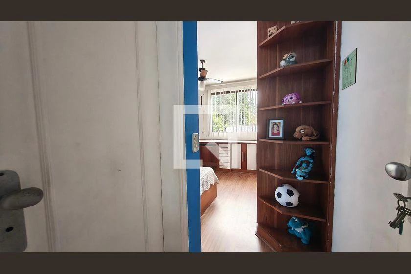 290 m² house with a bathtub and a walk-in closet — photo 13