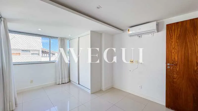 197 m² apartment with 4 bedrooms and a glass balcony — photo 20