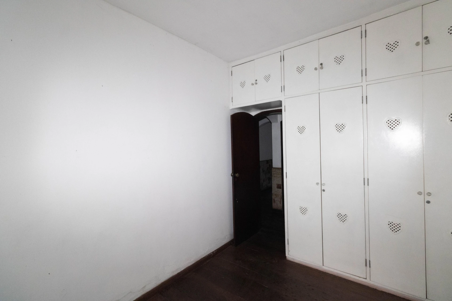 House with 4 bedrooms and 1 bathroom, separate kitchen — photo 7