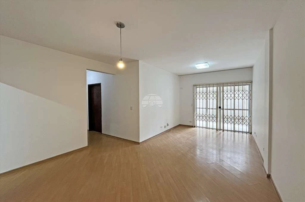 Unfurnished 3-bedroom apartment with private garden — photo 4