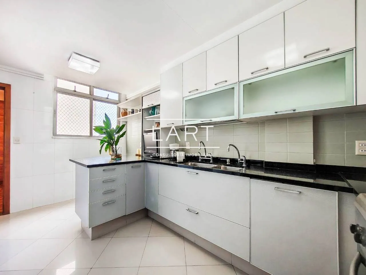 3-bedroom apartment with a water view in Rio de Janeiro — photo 14