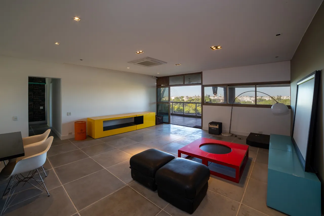 Unfurnished apartment with open-plan kitchen and 4 bedrooms — photo 3