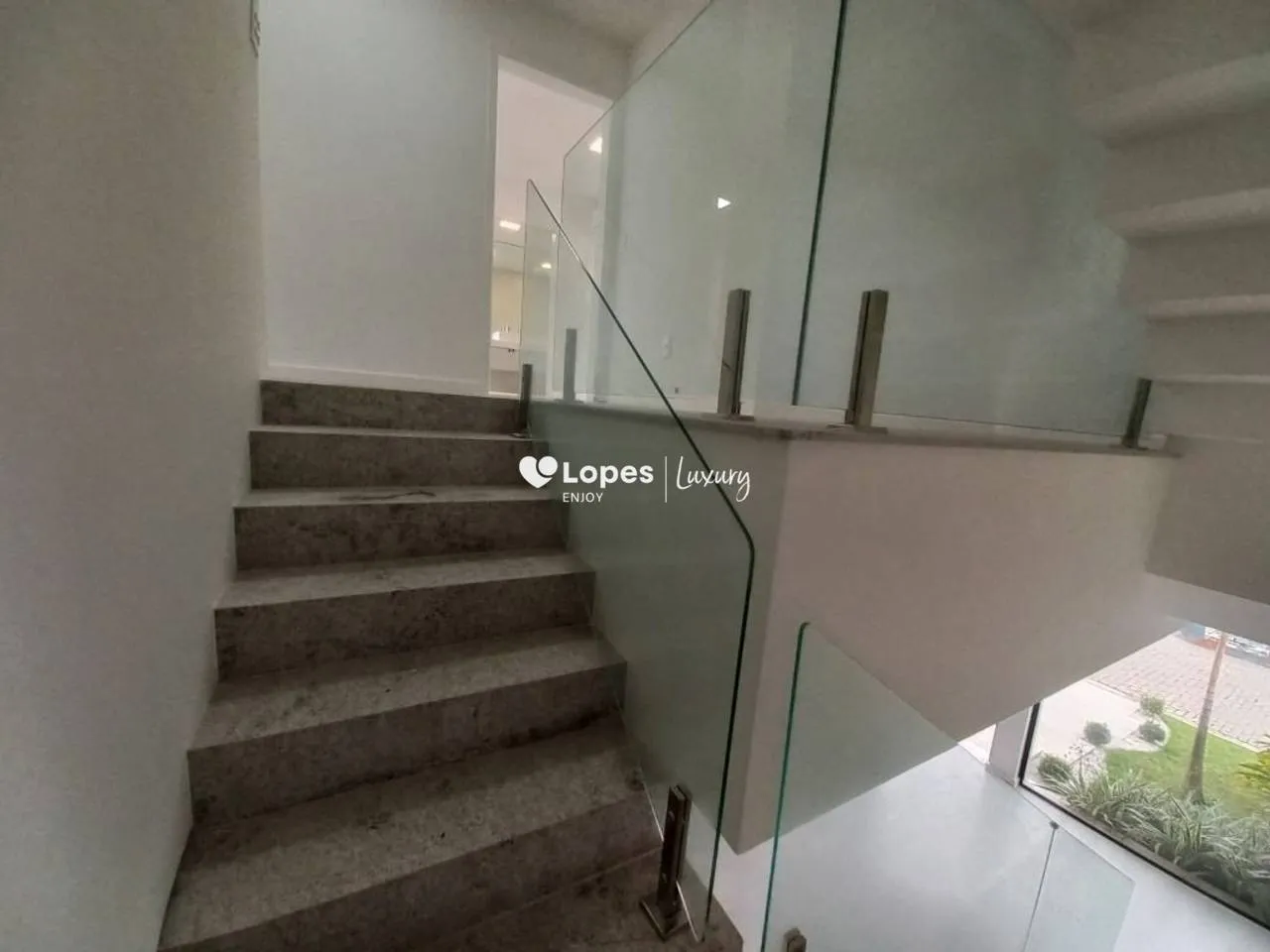 Unfurnished 4-bedroom house with 5 bathrooms and 329 m² — photo 23
