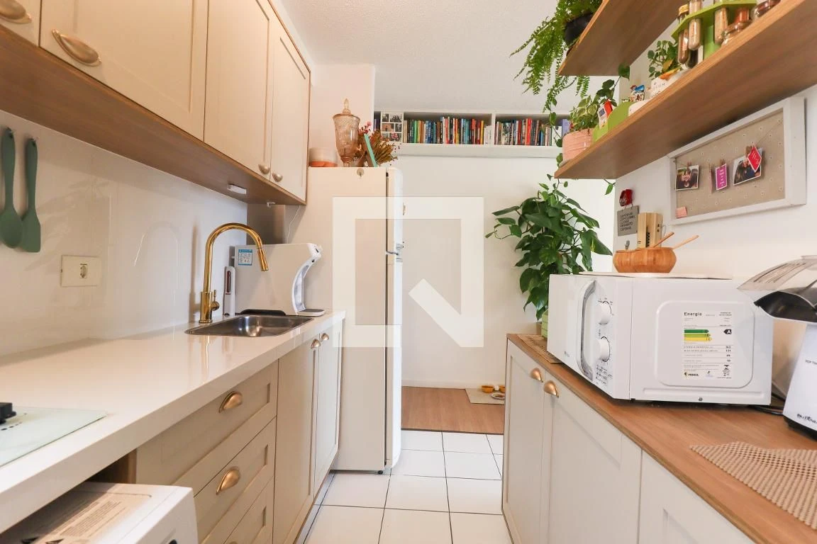 2-bedroom apartment with a glass-enclosed balcony — photo 6