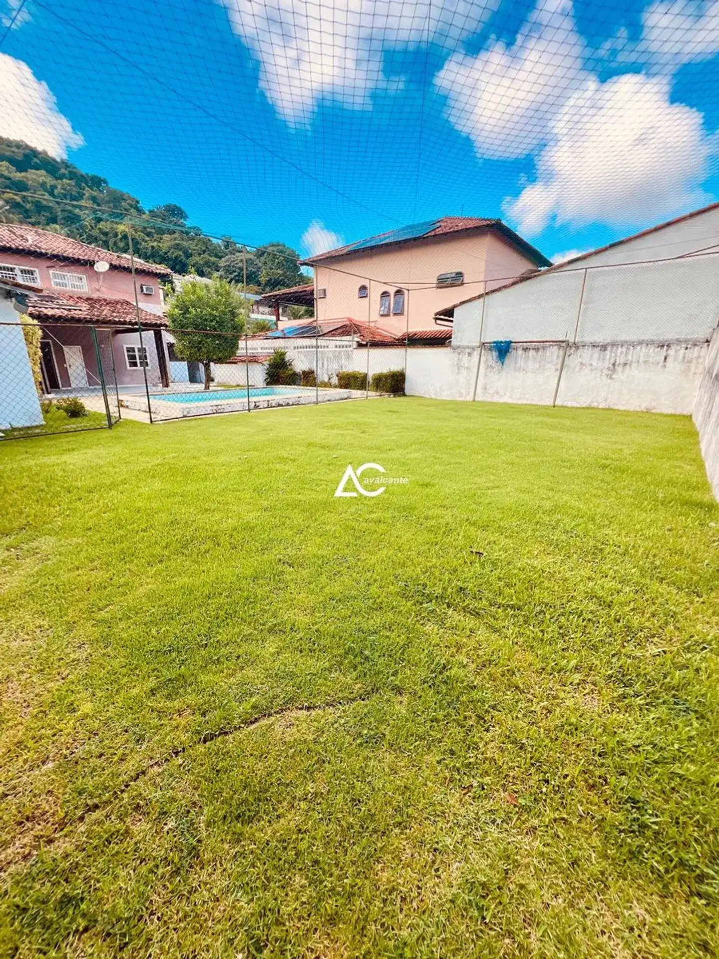 House with 5 bedrooms and 5 bathrooms plus a pool — photo 35