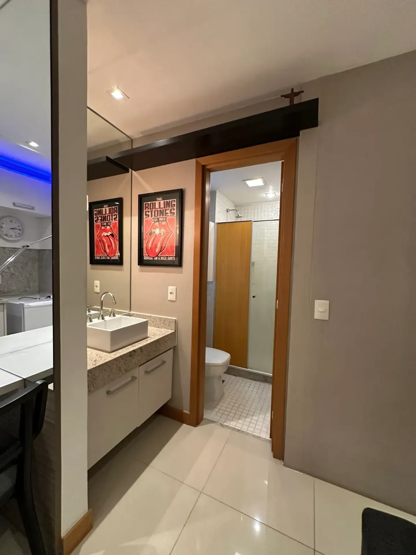 One-bedroom apartment with a mountain view — photo 14