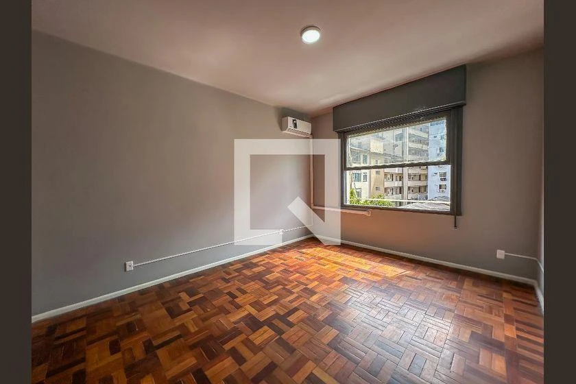 Studio com piso de madeira ou laminado, Centro — photo 9