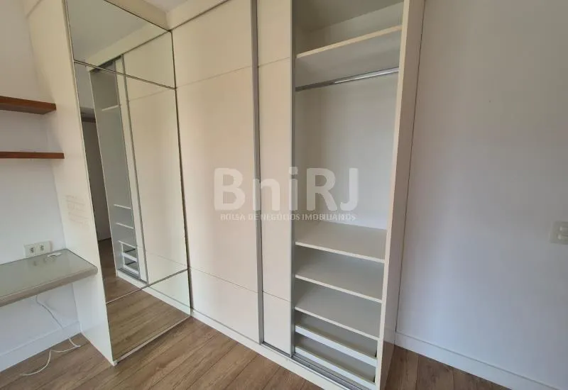 Apartment with 4 bedrooms and a glass balcony — photo 27