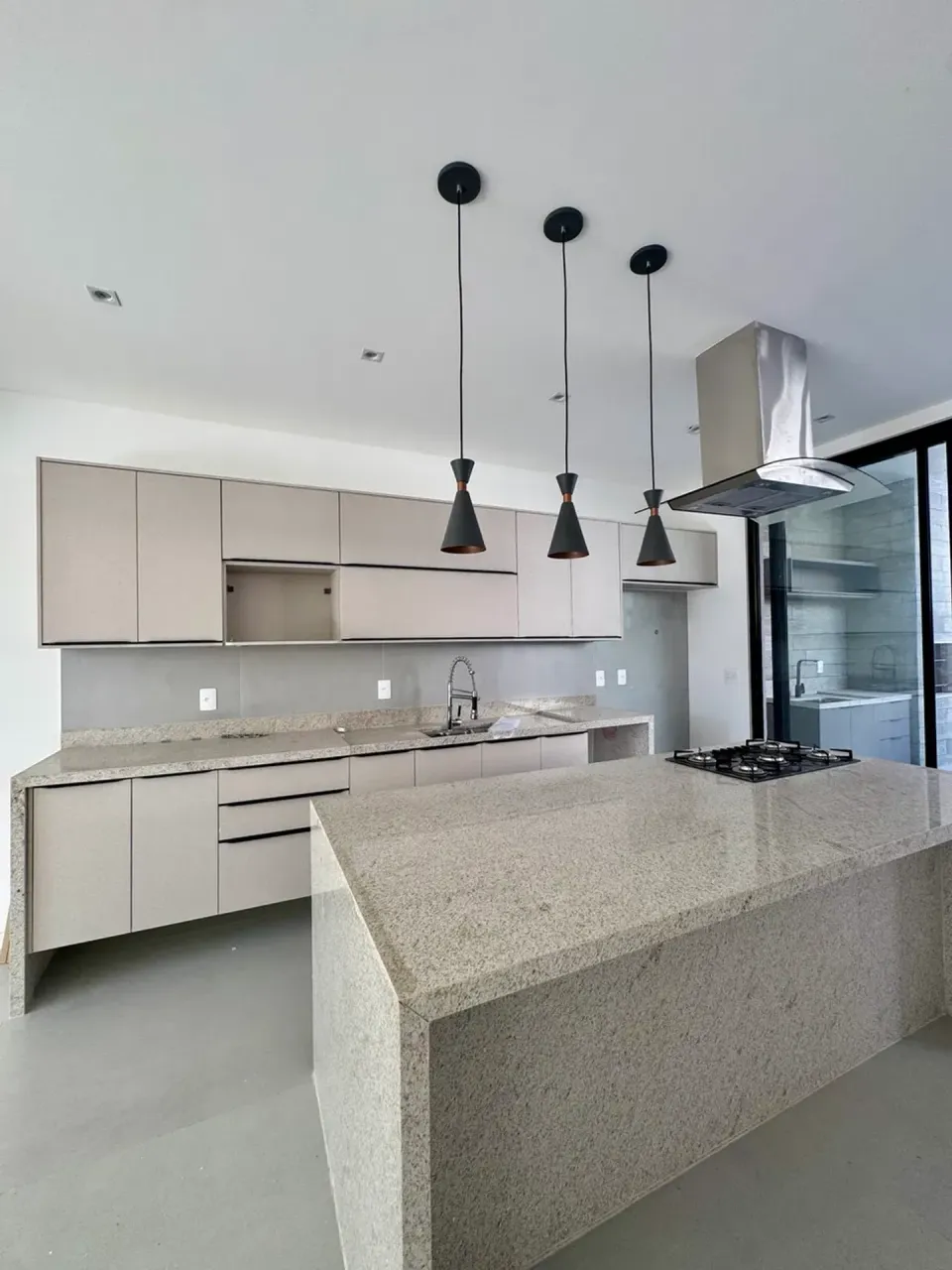 4-bedroom house with open-plan kitchen and 5 bathrooms — photo 2