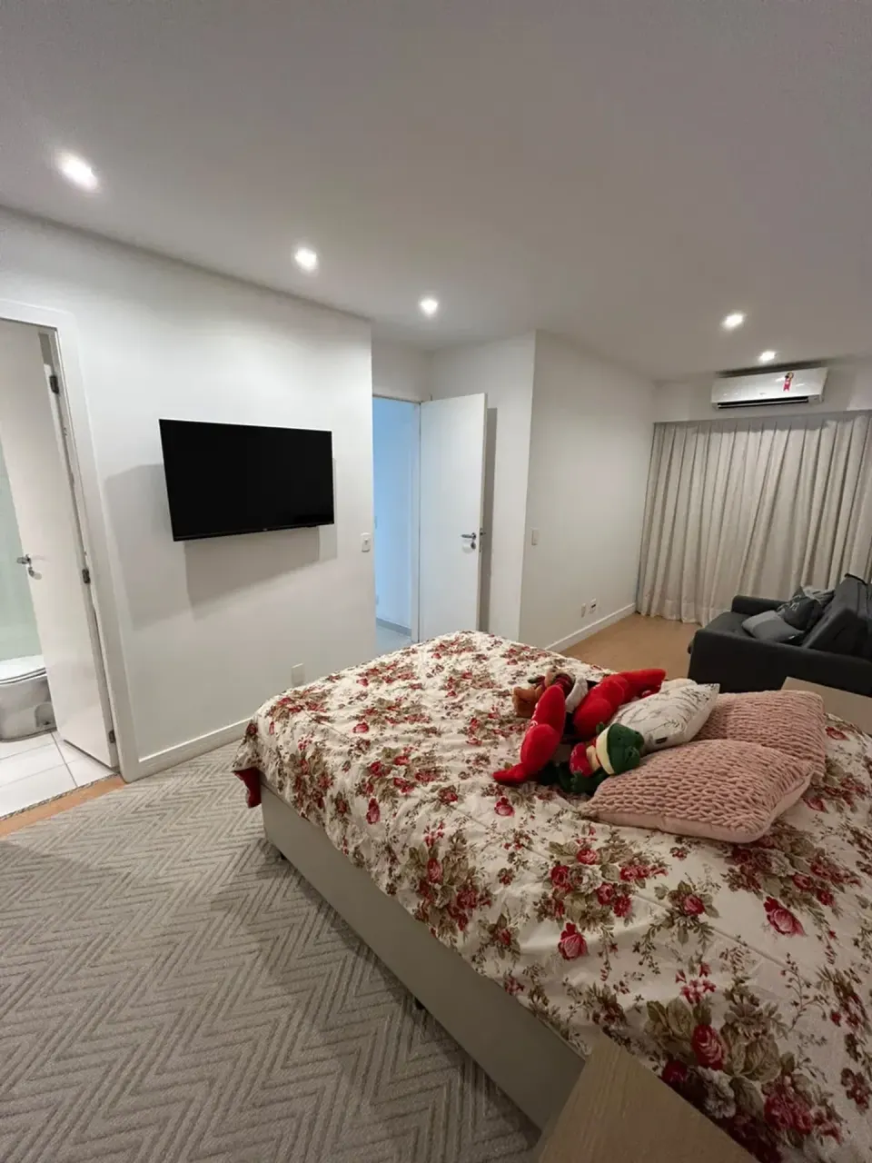 2-bedroom apartment with a glass-enclosed balcony — photo 8