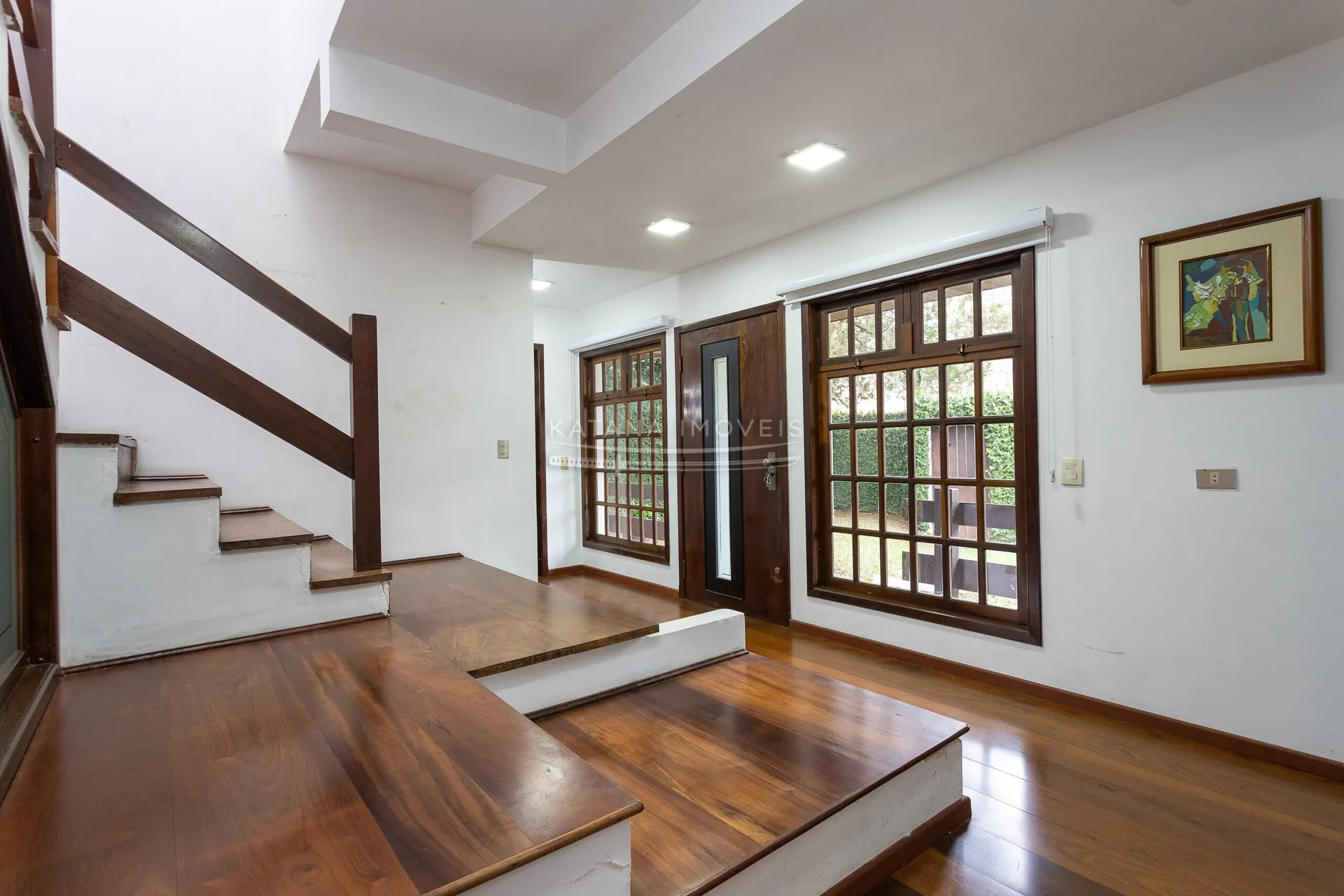 House with a closed kitchen and gas stove, 4 bedrooms — photo 10