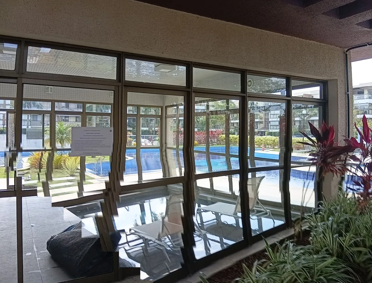 One-bedroom apartment in a building with a gym — photo 10