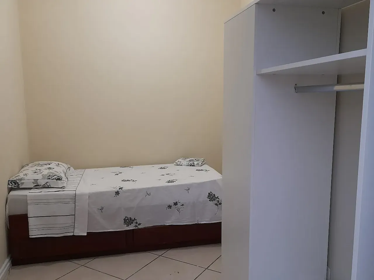 Furnished 4-bedroom apartment with a gas stove — photo 10