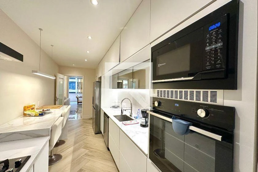 Furnished 220 m² apartment with 4 bedrooms and a suite — photo 46