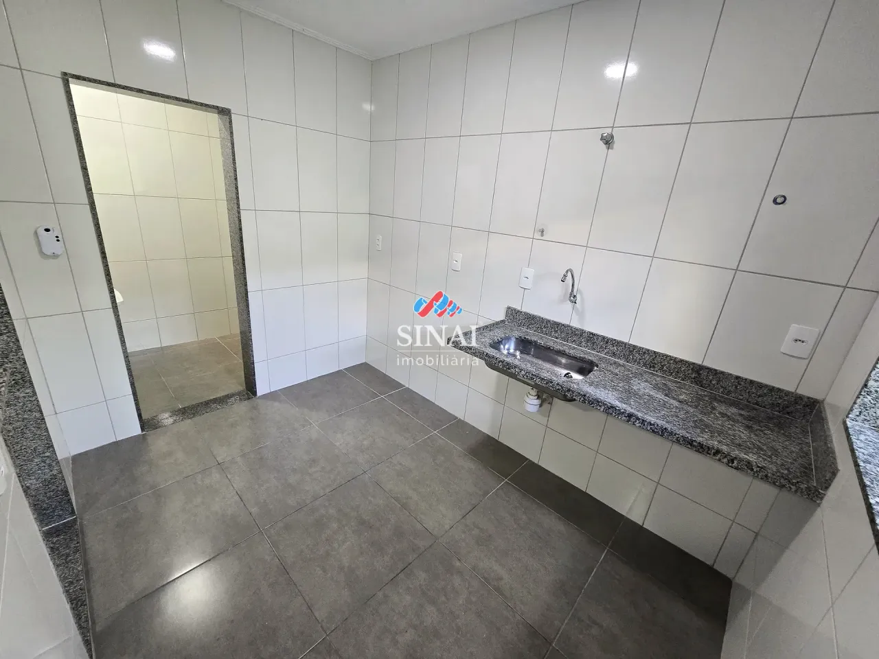 2-bedroom unfurnished apartment with a balcony — photo 12