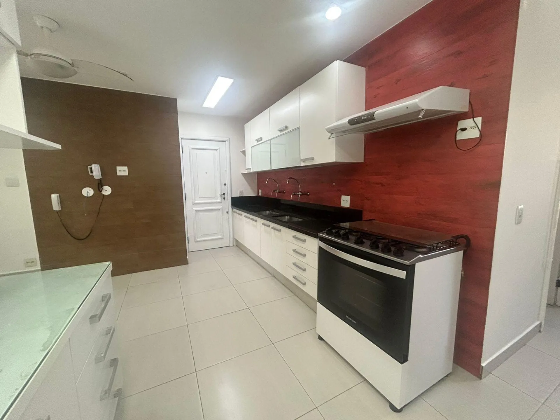 Apartment with 4 bedrooms and an enclosed balcony — photo 20