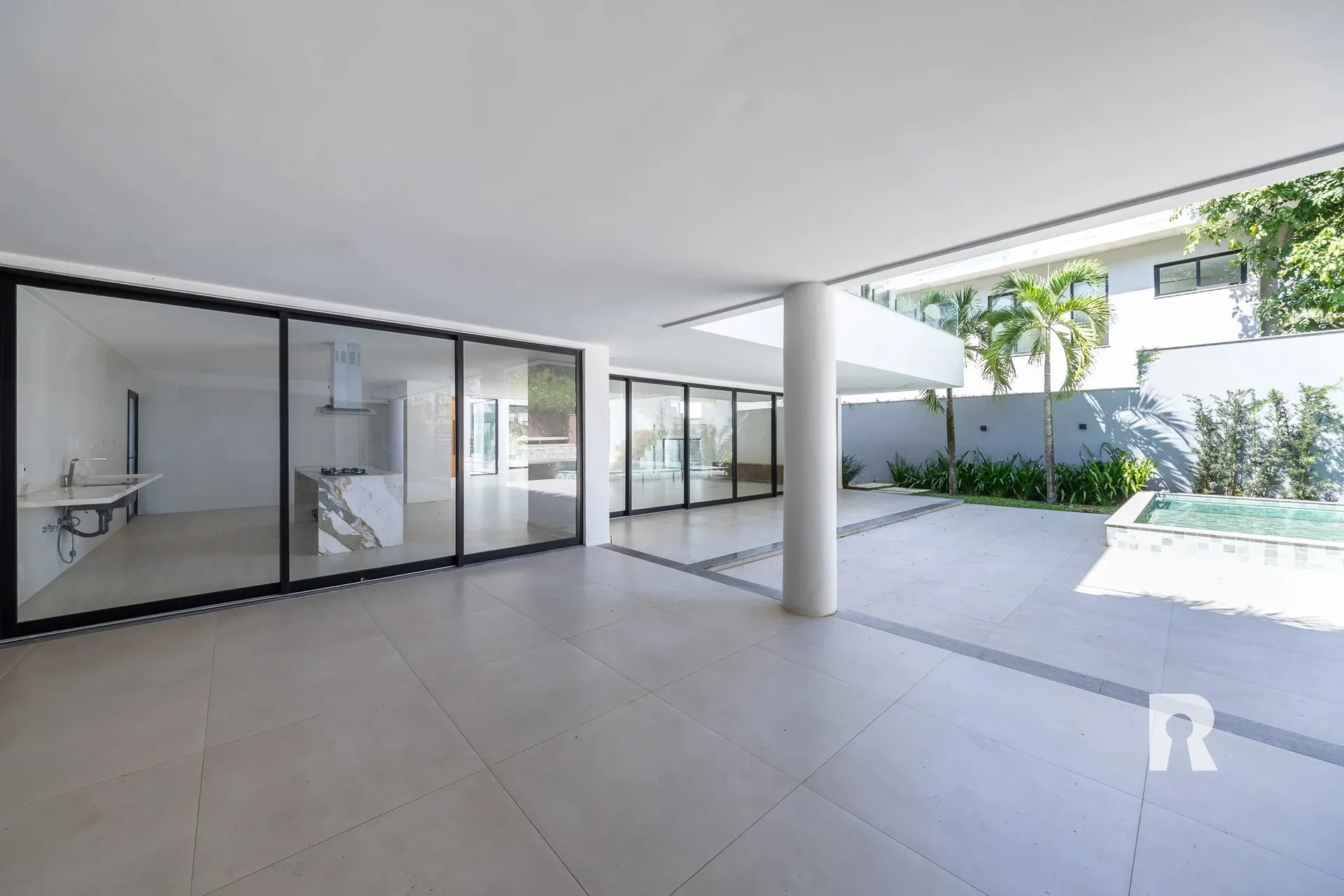 Casa moderna de 5 suítes com 7 banheiros e 2 vagas — photo 6