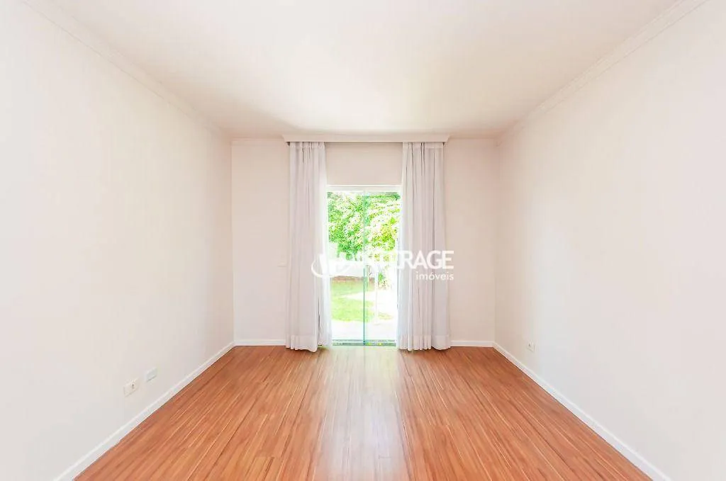 House with 3 bedrooms and a private garden — photo 17