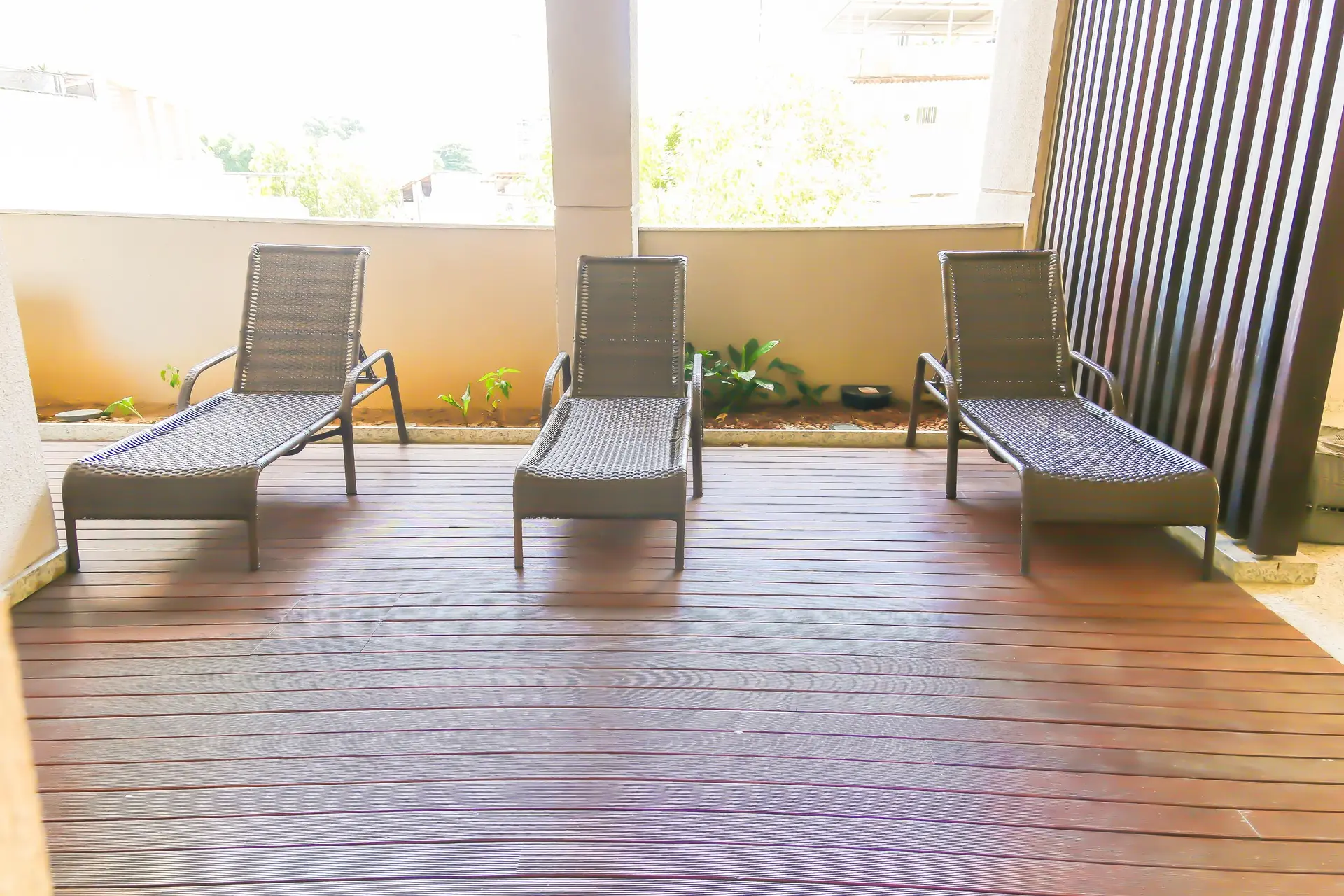 Balcony with a grill in a 2-bedroom apartment, 60 m² — photo 36