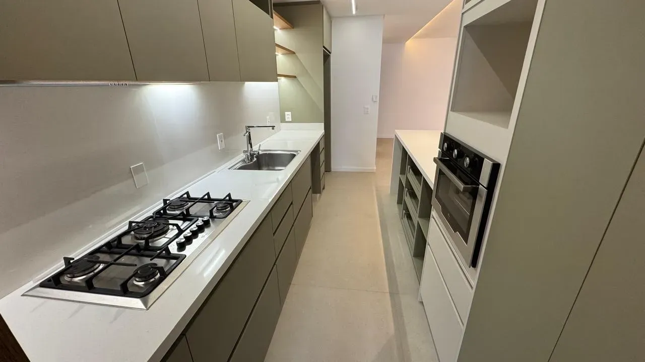 Walk-in closet in a 3-bedroom apartment, 136 m² — photo 14