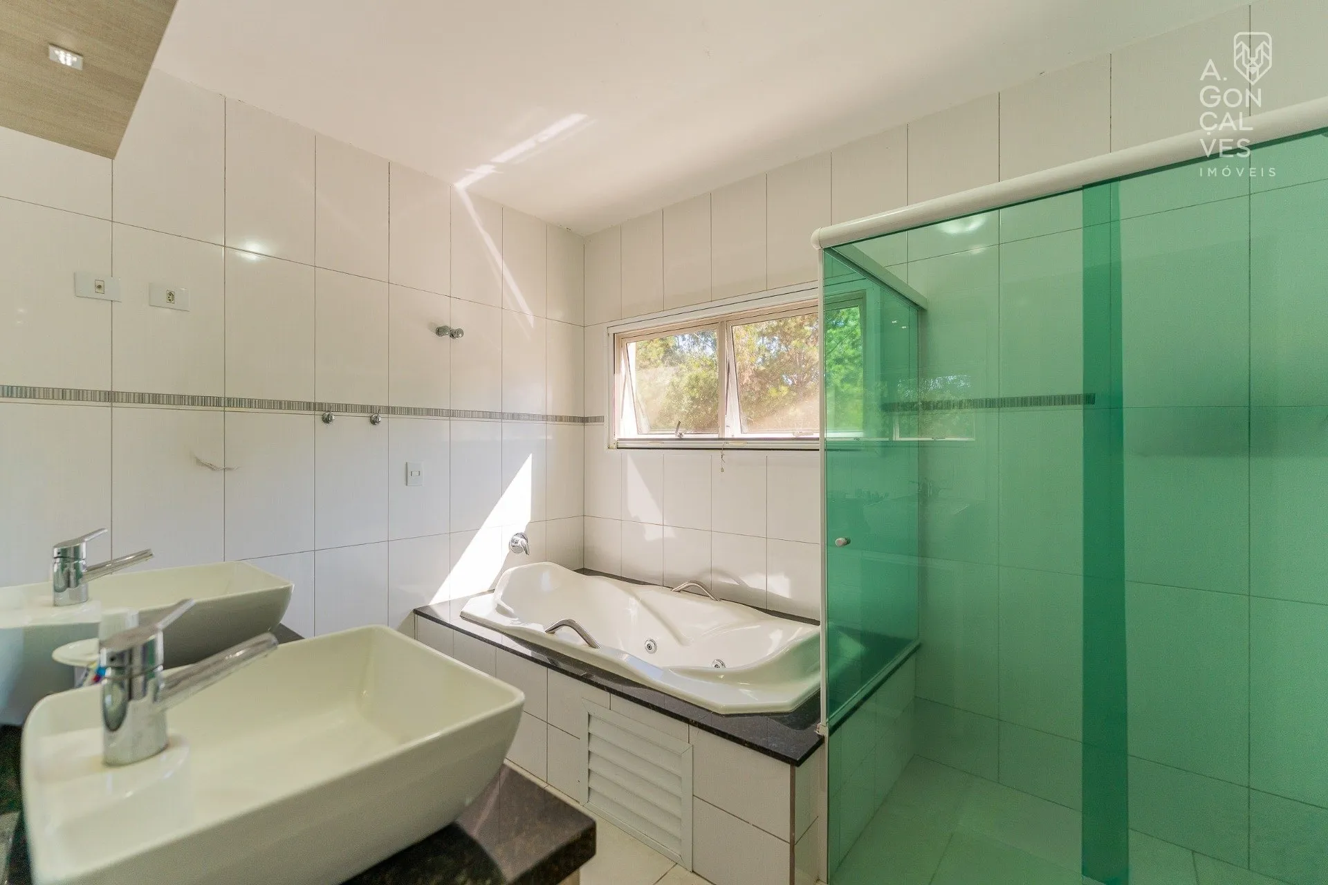 House with 4 bedrooms, 4 bathrooms and air conditioning — photo 34