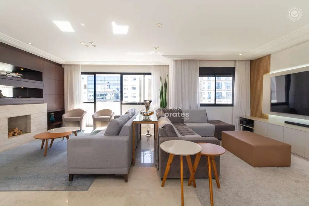 3-bedroom apartment with a bathtub