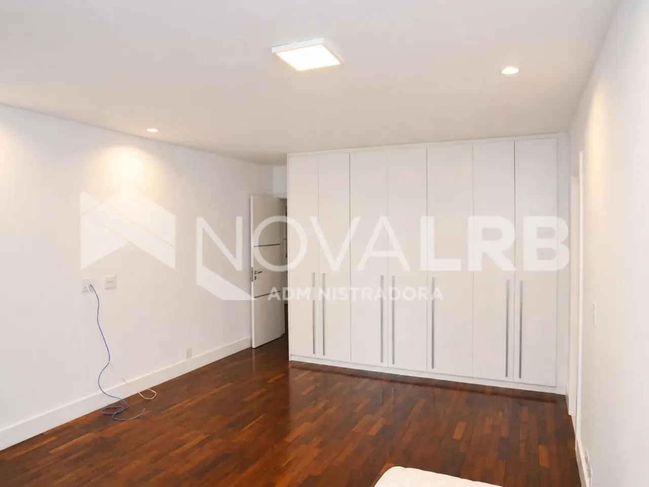 4-bedroom apartment with enclosed glass balcony — photo 37