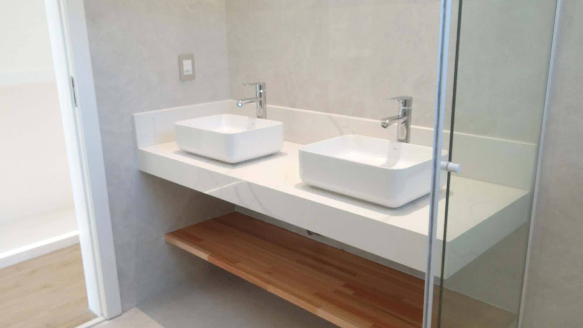 Casa de 384 m² com janelas do piso ao teto e varanda gourmet — photo 41