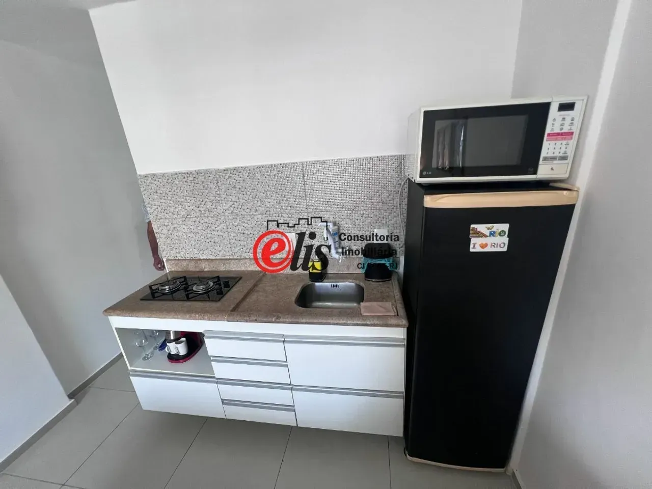 Furnished 1-bedroom apartment with compact kitchenette — photo 24