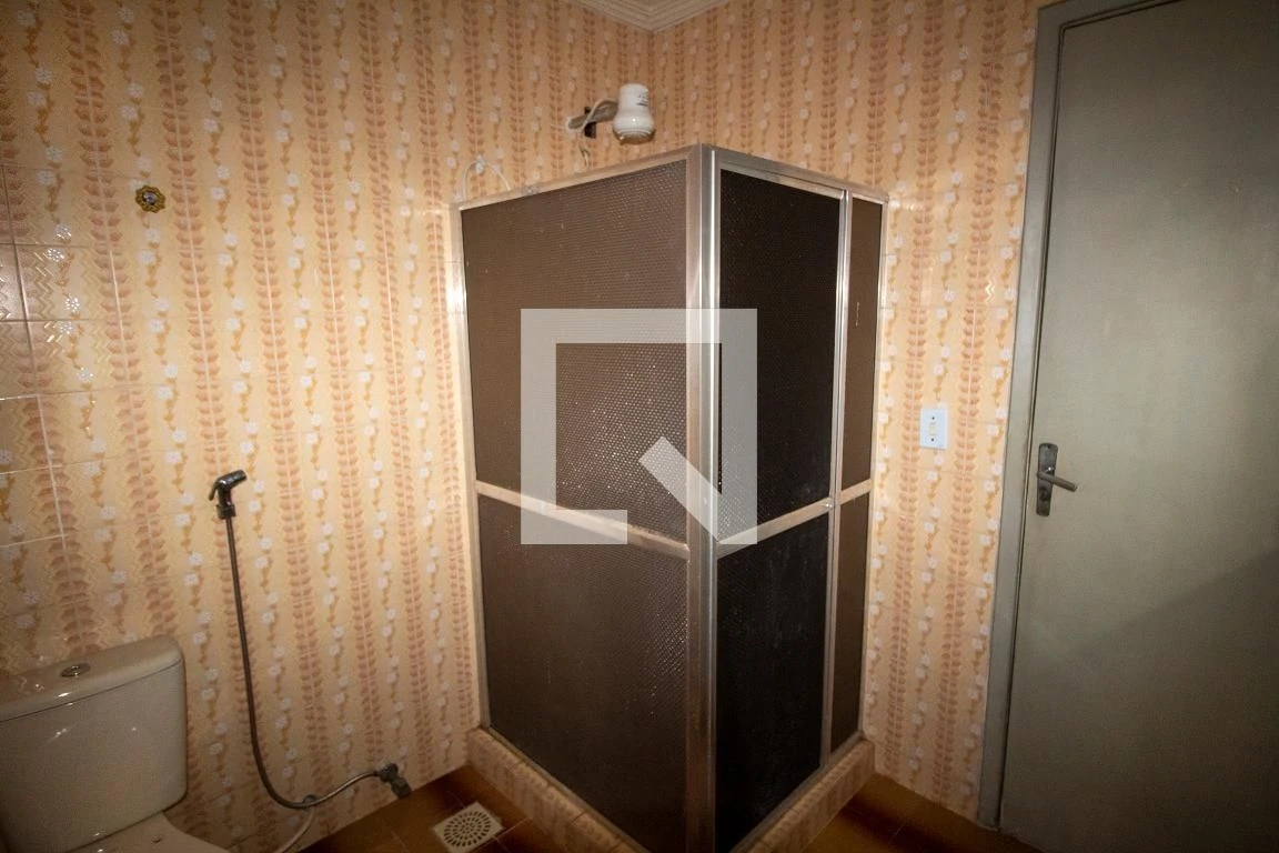 Unfurnished 2-bedroom apartment with a glass shower — photo 6
