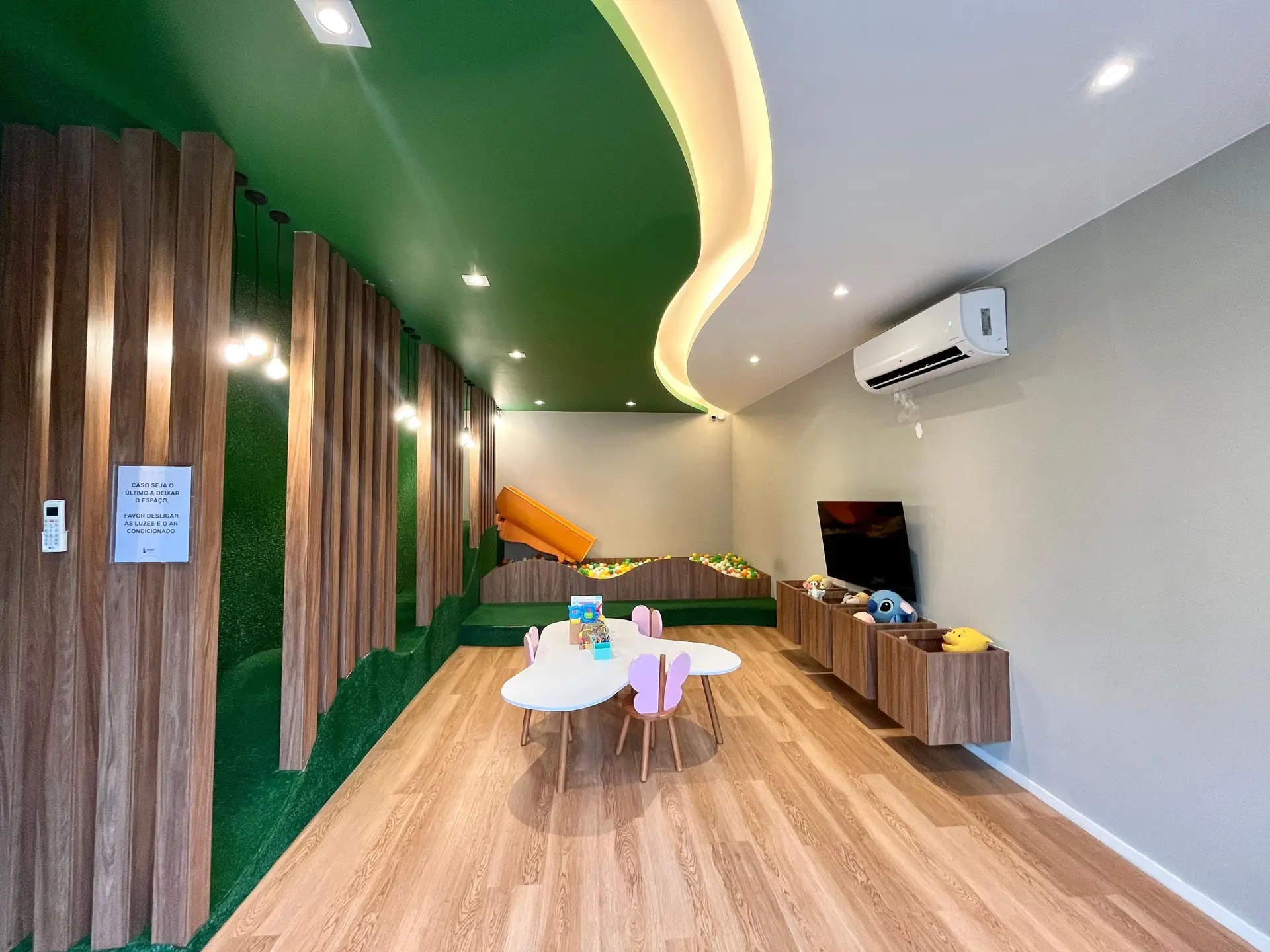 Wood or laminate floors in a 2-bedroom apartment, 45 m² — photo 24