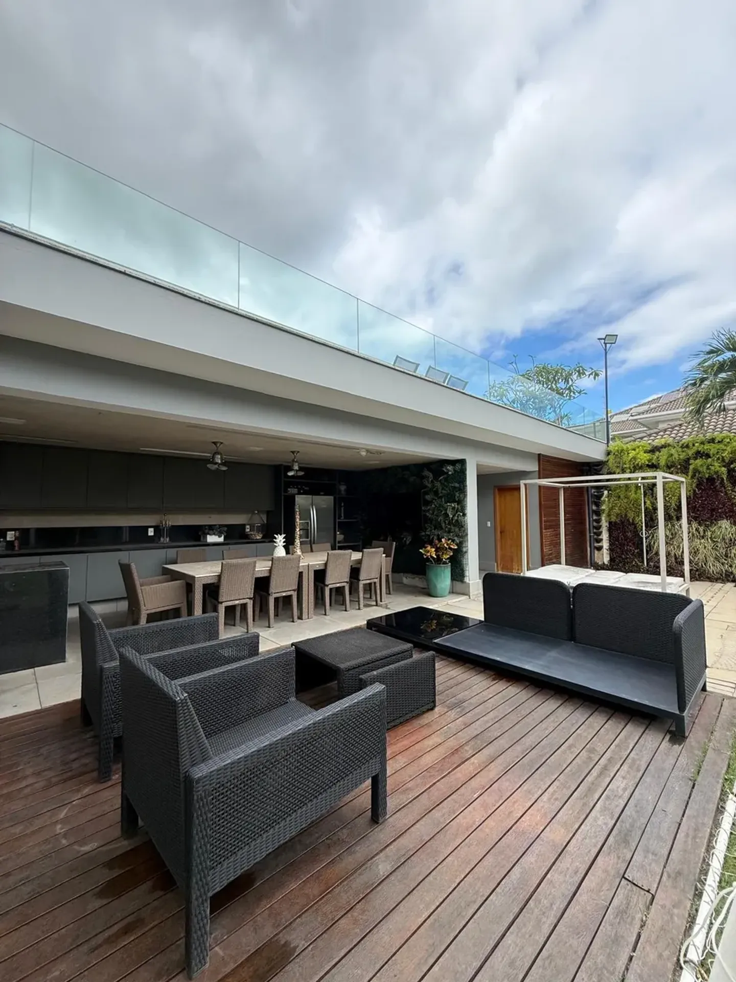 House with 6 en-suite bedrooms and a gas kitchen — photo 3