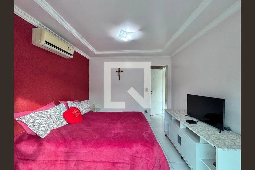 Casa mobiliada com cozinha fechada e 4 suítes