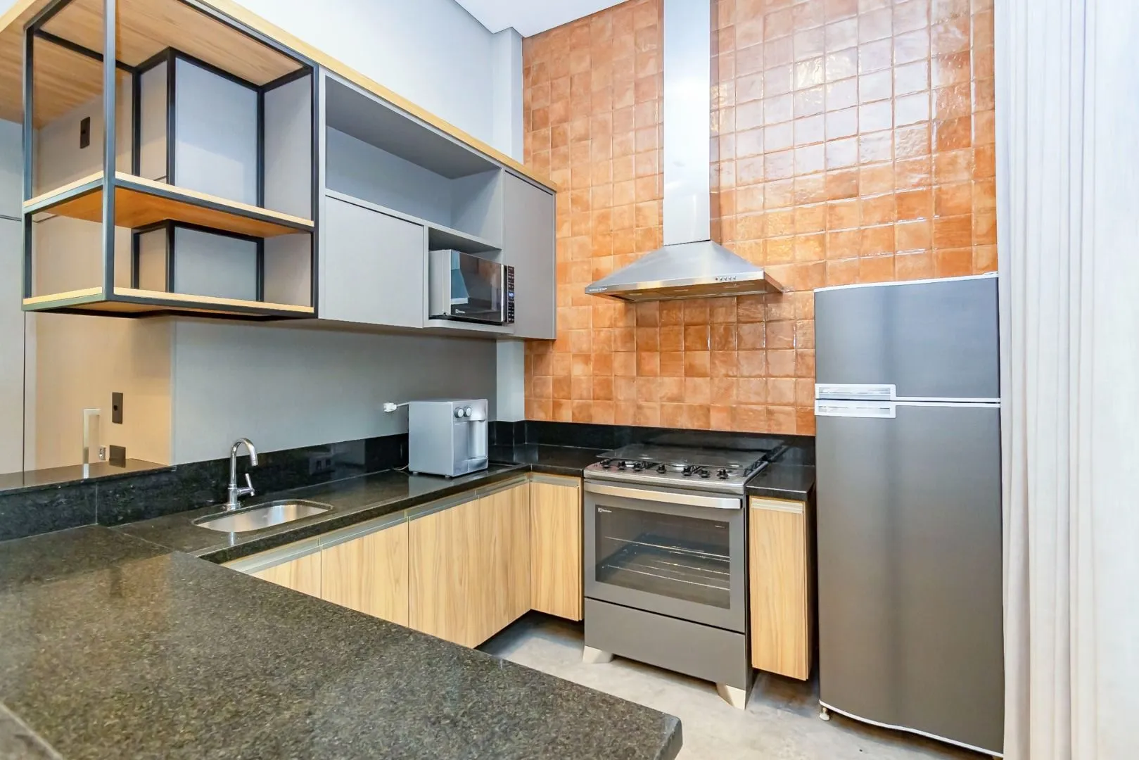 Glass-enclosed balcony in a 3-bedroom apartment, 110 m² — photo 45