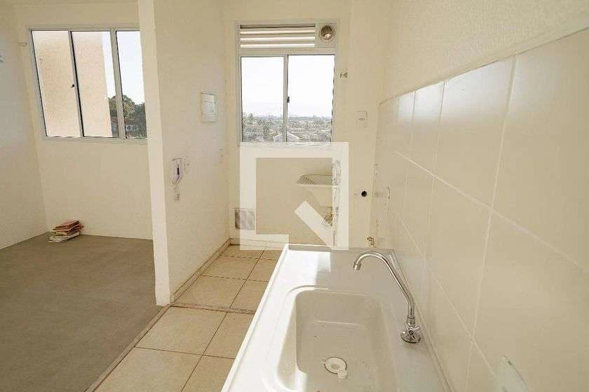 Apartamento de 2 quartos com cozinha fechada e 43 m²