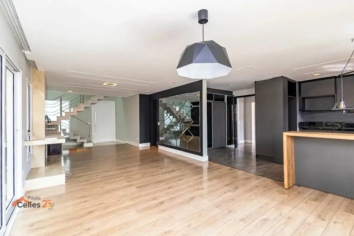 Furnished house, 275 m², with a glass-enclosed balcony — photo 3