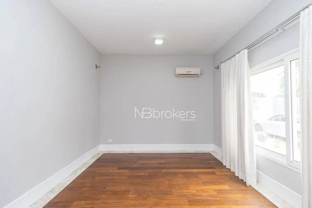 444 m² house with 4 bedrooms, private garden and parking — photo 41