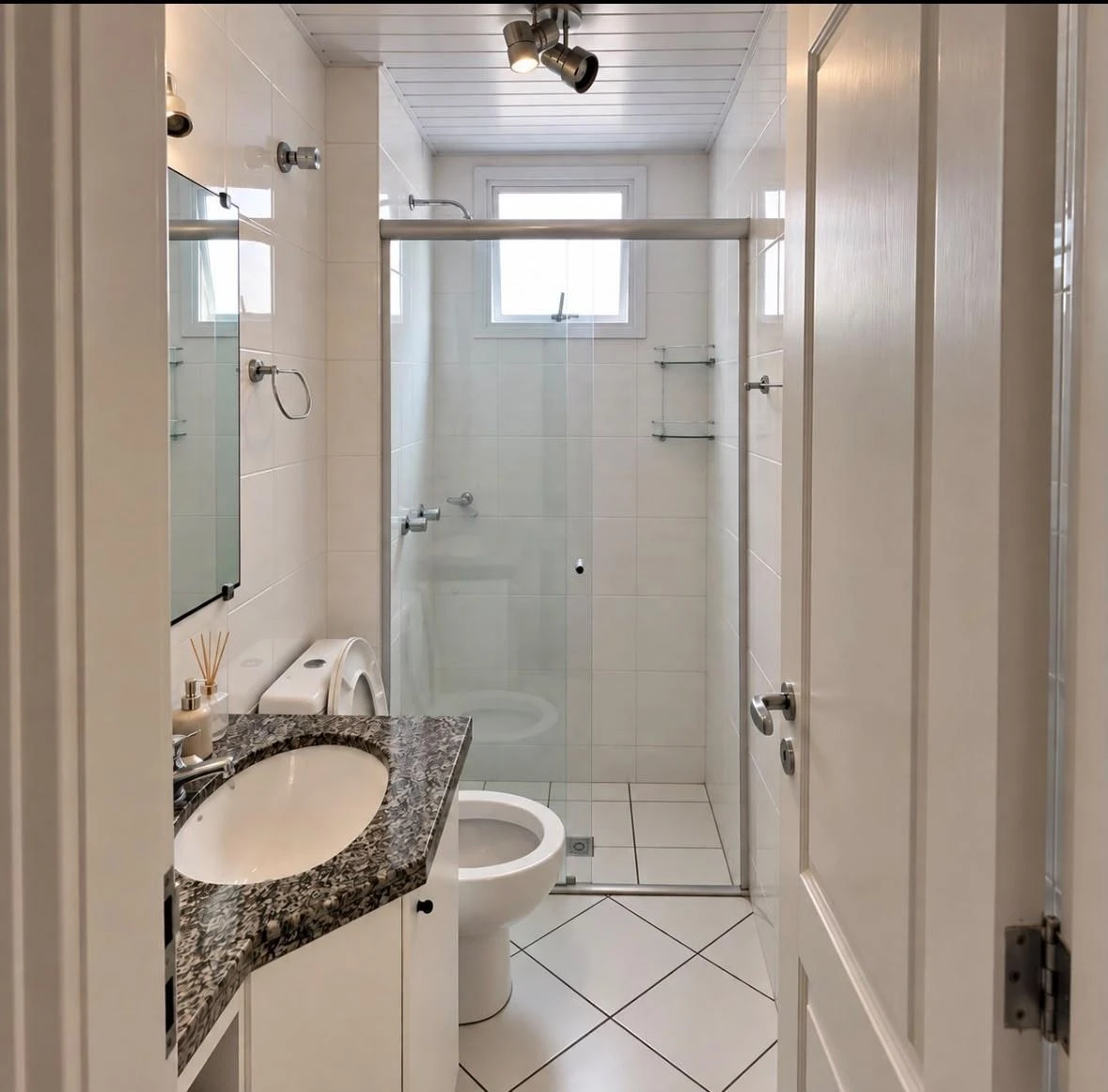 3-bedroom apartment with a bathtub in Curitiba — photo 42