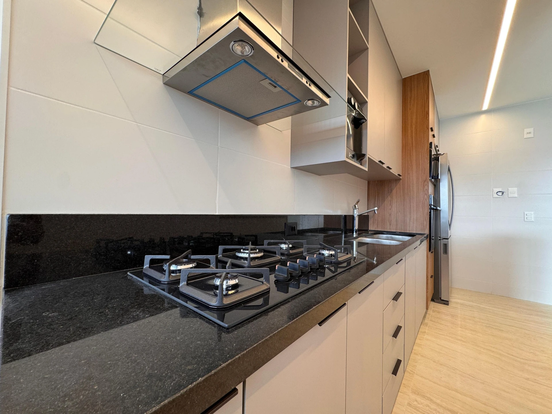Furnished apartment with 3 en-suite bedrooms and balcony — photo 10