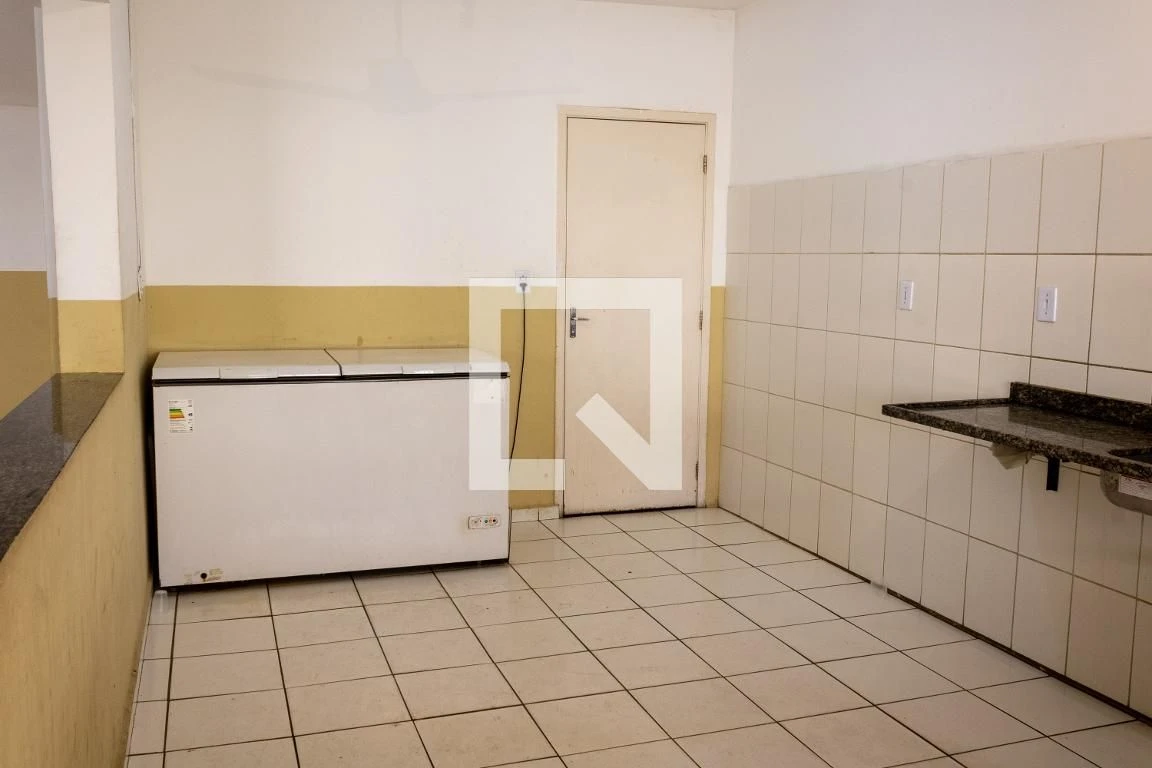 2-bedroom apartment with 1 parking space and laundry area — photo 37